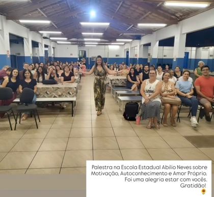 Patrícia Moreira ao centro do refeitório da escola, cercada pela plateia que participou da palestra.