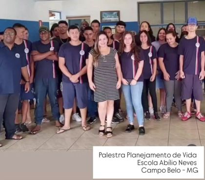 Turma de estudantes reunida com Patrícia Moreira após a palestra de planejamento de vida.
