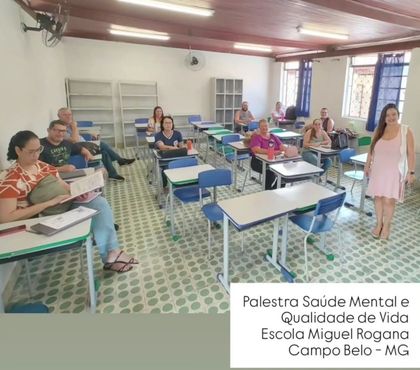 Sala de aula com participantes sentados durante a palestra sobre saúde mental e qualidade de vida.